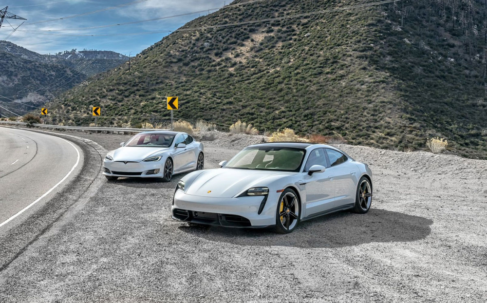 C&aacute;c ph&oacute;ng vi&ecirc;n tại Canada đ&atilde; c&oacute; cơ hội mượn cả Porsche Taycan lẫn Tesla Model S để l&aacute;i thử