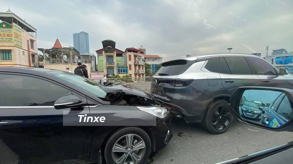Cả hai chiếc ô tô đều bị hư hỏng sau vụ tai nạn