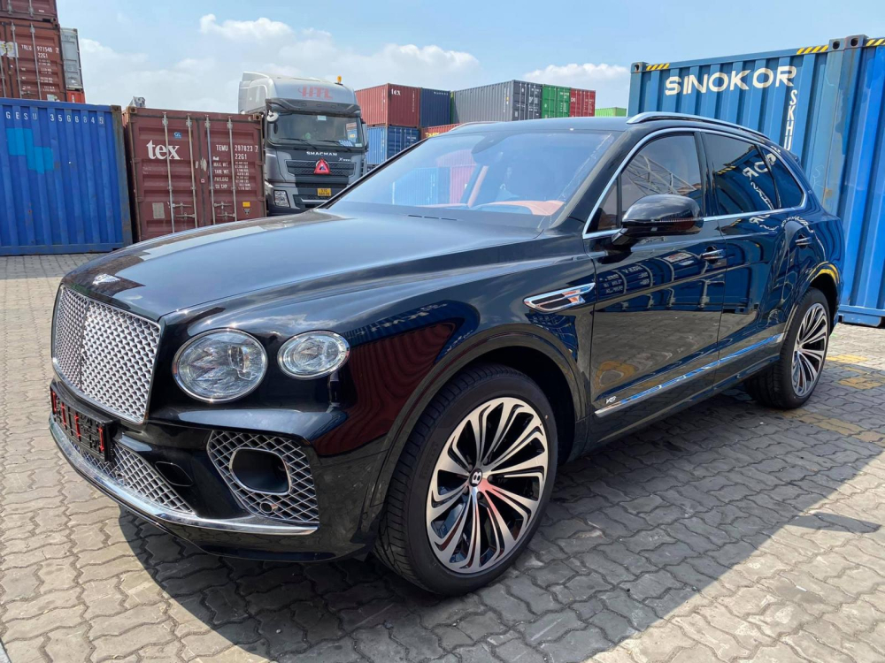 Đ&acirc;y&nbsp;cũng&nbsp;l&agrave;&nbsp;chiếc&nbsp;SUV si&ecirc;u&nbsp;sang&nbsp;Bentley Bentayga V8 đời 2021 đầu&nbsp;ti&ecirc;n&nbsp;về&nbsp;Việt Nam trong năm&nbsp;T&acirc;n Sửu