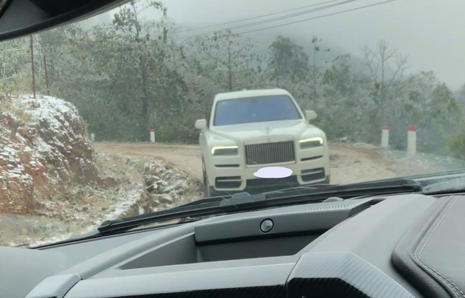 Hình ảnh chụp từ khoang lái một chiếc Ford F-150 cho thấy chiếc Rolls-Royce Cullinan đang được chủ nhân cho đổ dốc trên vùng cao Y Tý đã có tuyết rơi trắng xoá vào sáng nay