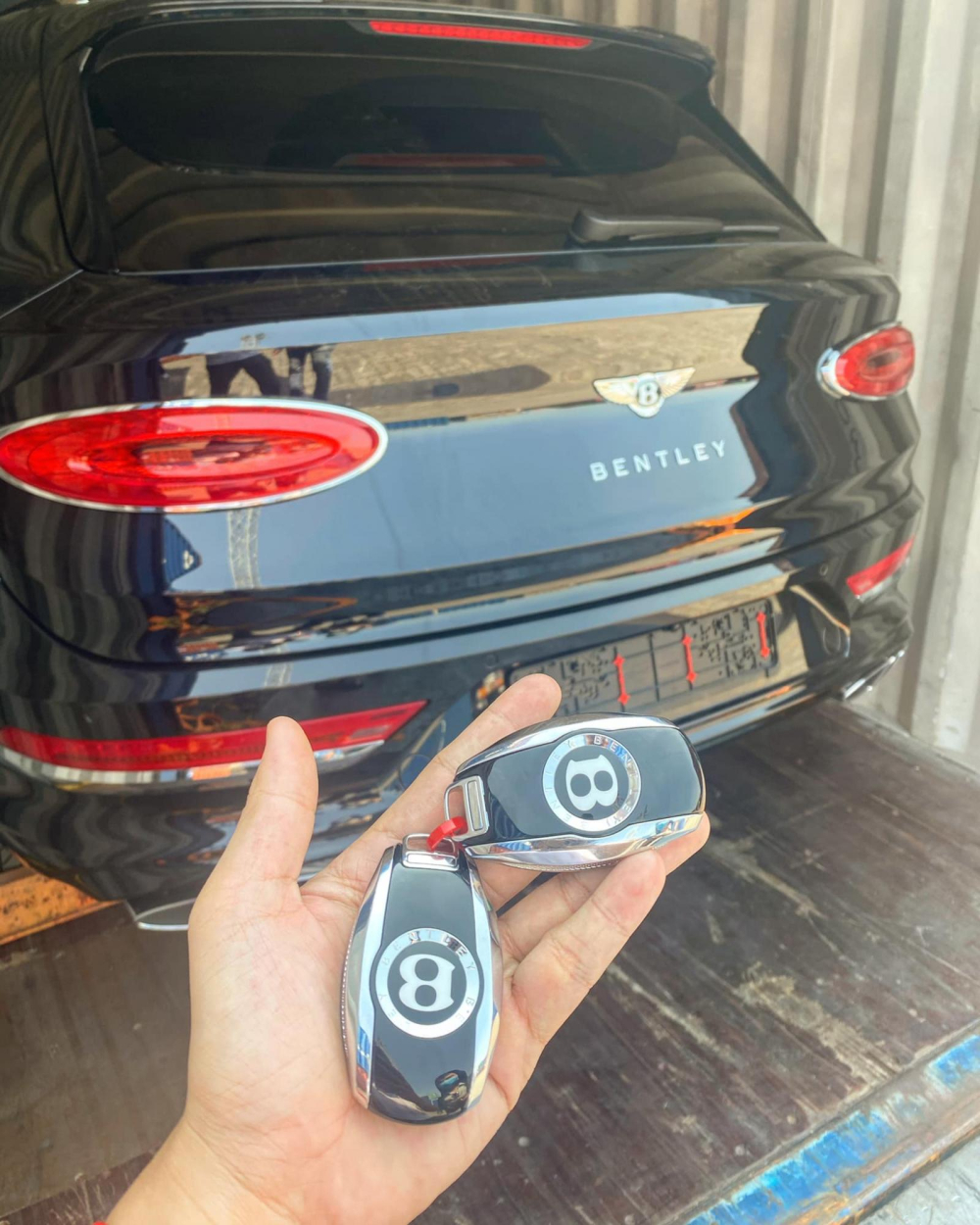 C&ograve;n&nbsp;đ&acirc;y l&agrave; ch&igrave;a kho&aacute; xe Bentley Bentayga V8 2021