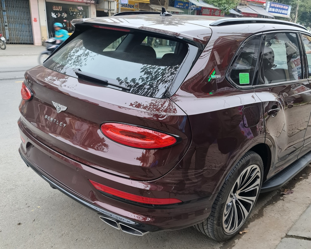Bentley Bentayga phi&ecirc;n bản 2021 c&oacute; nhiều kh&aacute; biệt so với bản ti&ecirc;u chuẩn
