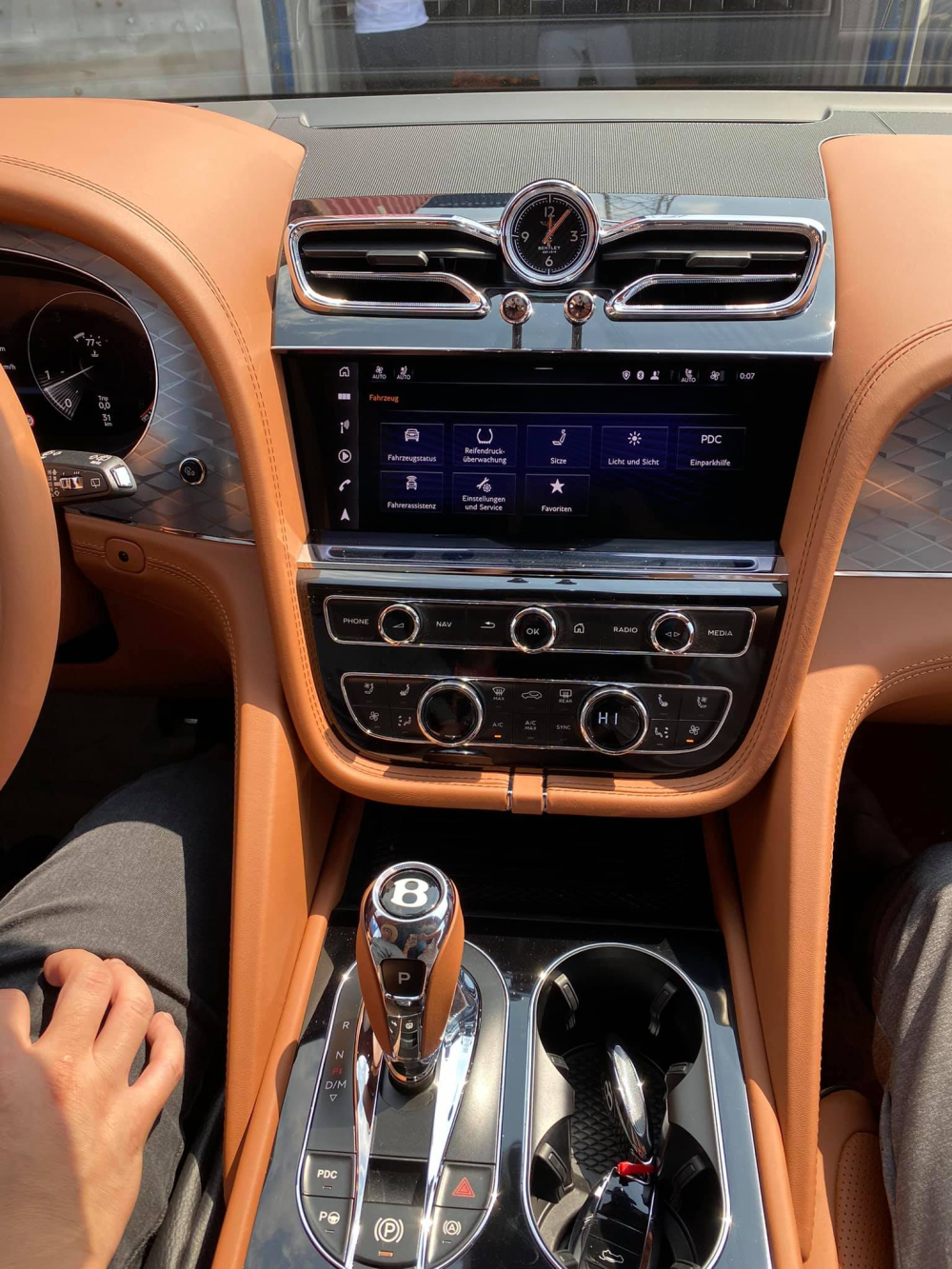 Bảng&nbsp;điều khiển trung t&acirc;m của Bentley Bentayga V8 2021&nbsp;
