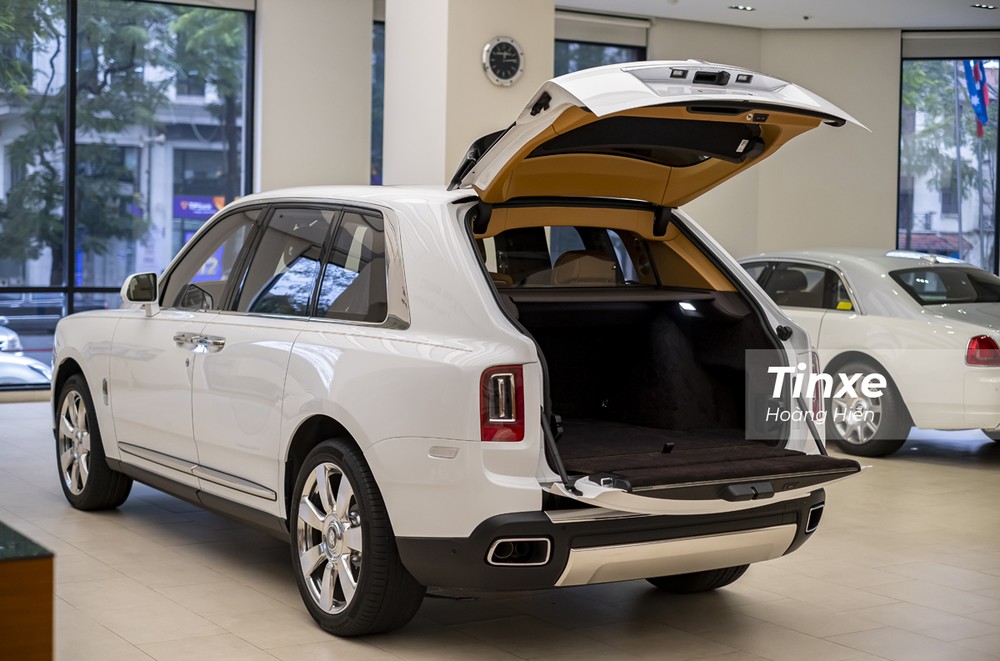 Hiện có hơn 35 chiếc SUV siêu sang Rolls-Royce Cullinan về nước trong 2 năm qua nhưng chỉ có một xe thuộc diện chính hãng