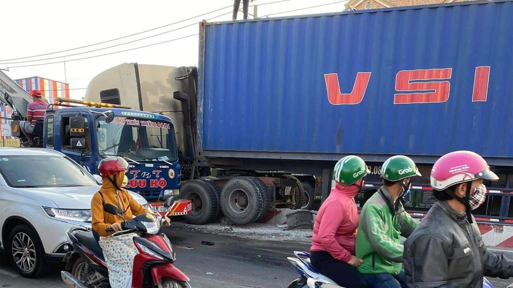 Xe cứu hộ đang giải cứu chiếc xe container đang bị mắc kẹt tại dải phân cách Xe cứu hộ đang giải cứu chiếc xe container đang bị mắc kẹt tại dải phân cách