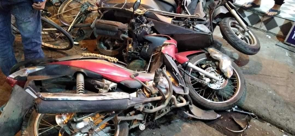 Nhiều&nbsp;xe m&aacute;y hư hỏng, ng&atilde; xuống&nbsp;đường sau khi bị xe Toyota Fortuner t&ocirc;ng v&agrave;o