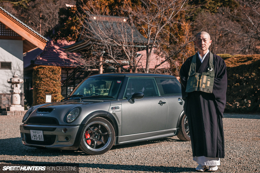 Nhà sư Masa bên chiếc Mini Cooper S độ của mình
