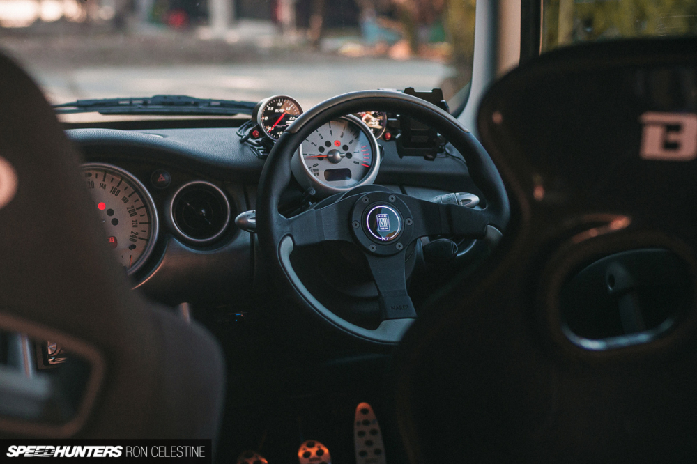 Nội thất bên trong chiếc Mini Cooper S của vị sư thầy Nhật Bản