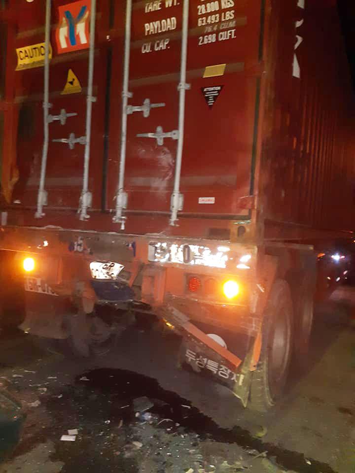 Xe container chỉ bị hư hỏng nhẹ ở phía sau Xe container chỉ bị hư hỏng nhẹ ở phía sau