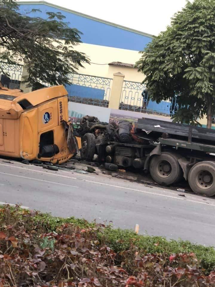 Chiếc xe đầu kéo bị hư hỏng nặng Chiếc xe đầu kéo bị hư hỏng nặng