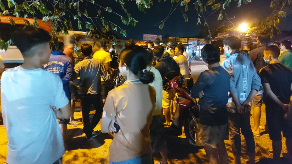 Người dân đứng xem vụ tai nạn Người dân đứng xem vụ tai nạn