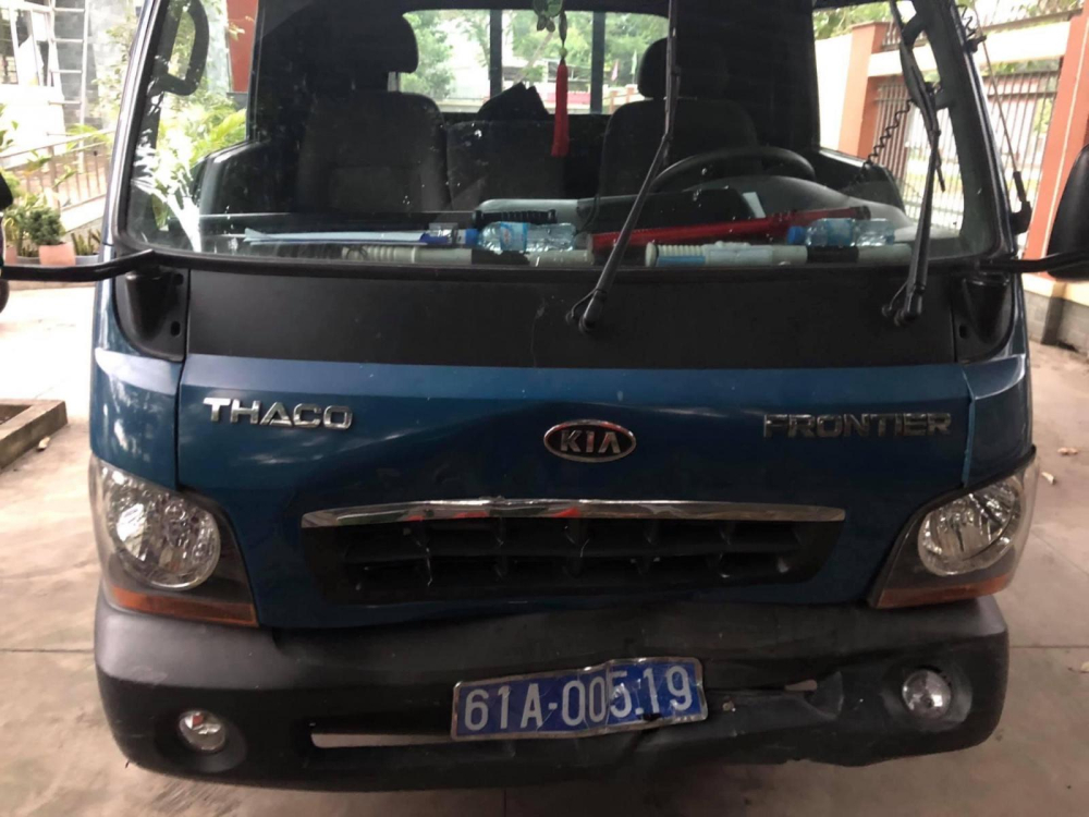 Xe ô tô của công an đã bị kẻ gian đâm hư hại. Xe ô tô của công an đã bị kẻ gian đâm hư hại.