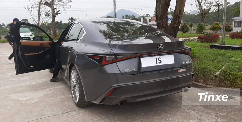 Lexus IS 300 2021 có một chút thay đổi nhẹ ở phần ngoại thất.