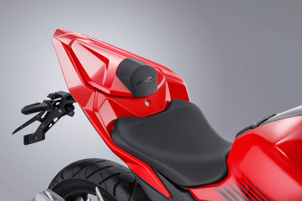 Xe sở hữu nhiều chi tiết đồ độ khá đẹp mắt như ốp yên solo