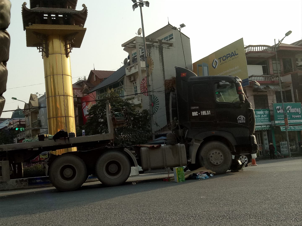Nữ sinh 17 tuổi tử vong dưới bánh xe đầu kéo