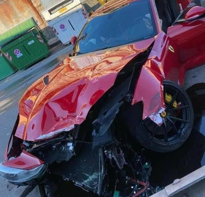 Phần đầu siêu xe Ferrari 812 Superfast sau khi thợ rửa xe đã tông ngựa chồm này vào 5 chiếc ô tô và dải phân cách bên đường
