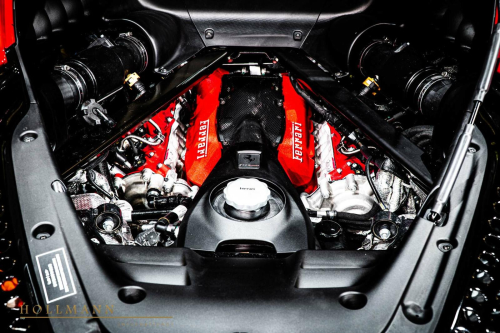 Ferrari SF90 Stradale sử dụng động cơ hybrid với m&aacute;y xăng V8 v&agrave; 3 m&ocirc;-tơ điện cho tổng c&ocirc;ng suất 1.000 ,&atilde; lực