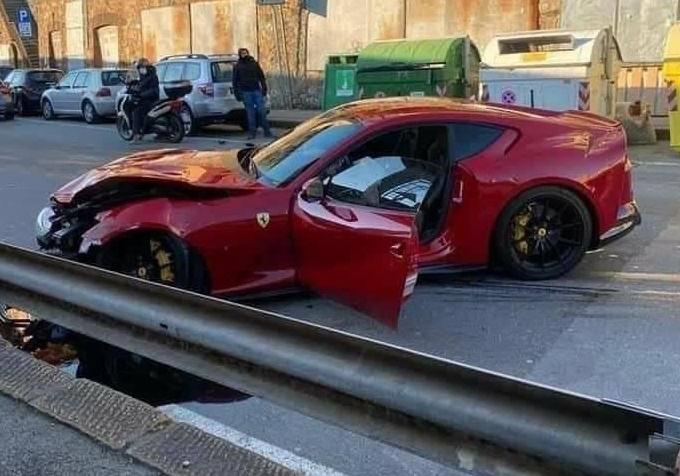 Chiếc siêu xe Ferrari 812 Superfast có giá hơn 9 tỷ đồng tại Anh