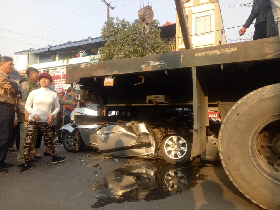 Chiếc xe Hyundai Getz bị vò nát sau khi xe khách tông từ phía sau và đẩy chiếc ô tô này tông vào xe container Chiếc xe Hyundai Getz bị vò nát sau khi xe khách tông từ phía sau và đẩy chiếc ô tô này tông vào xe container