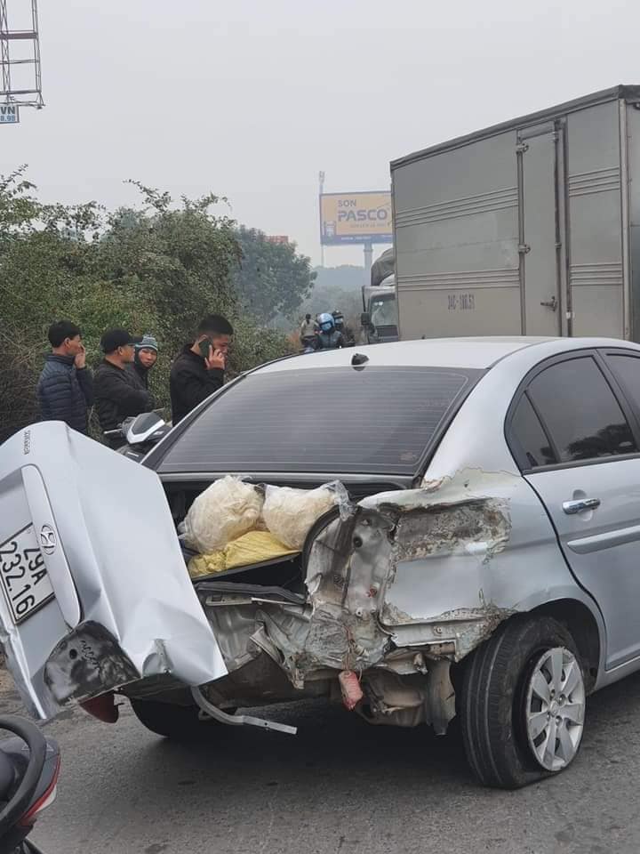 Phần duôi xe cũng bị biến dạng