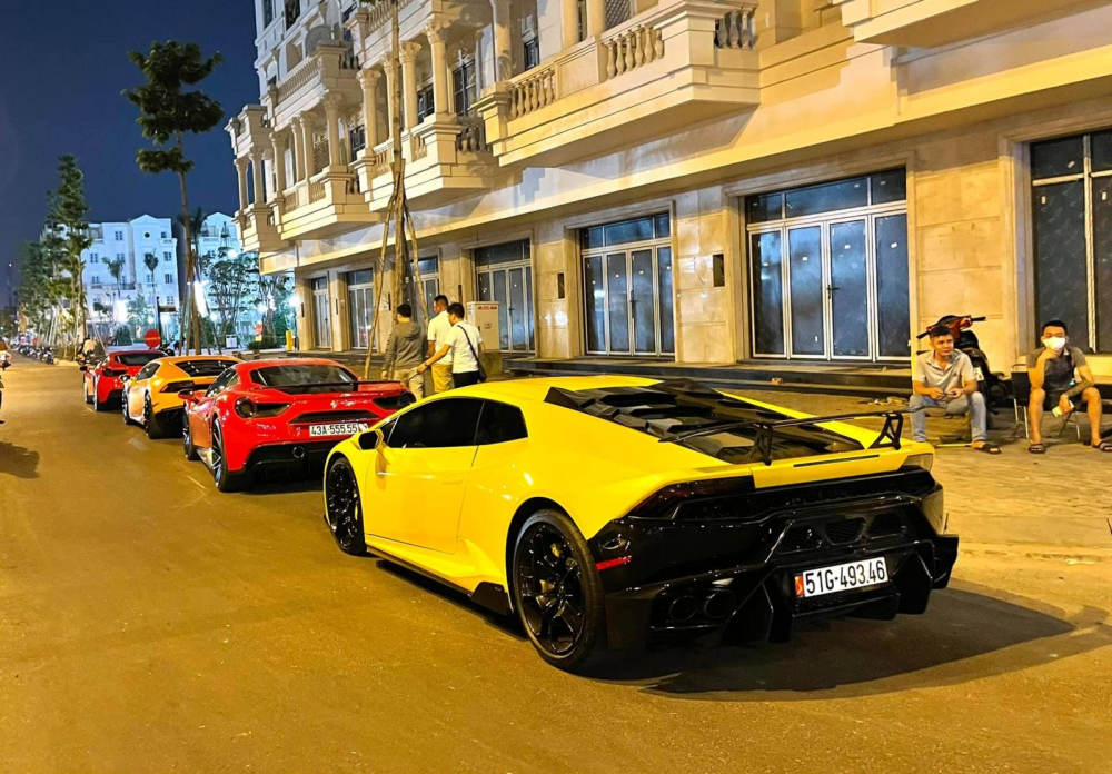 Ngoài ra còn có một top đỗ trên là Ferrari 488 GTB màu đỏ, Lamborghini Huracan LP610-4 màu cam, Ferrari 488 GTB biển ngũ quý 5 và Lamborghini Huracan LP610-4 với bản độ Vorsteiner Novara Ngoài ra còn có một top đỗ trên là Ferrari 488 GTB màu đỏ, Lamborghini Huracan LP610-4 màu cam, Ferrari 488 GTB biển ngũ quý 5 và Lamborghini Huracan LP610-4 với bản độ Vorsteiner Novara