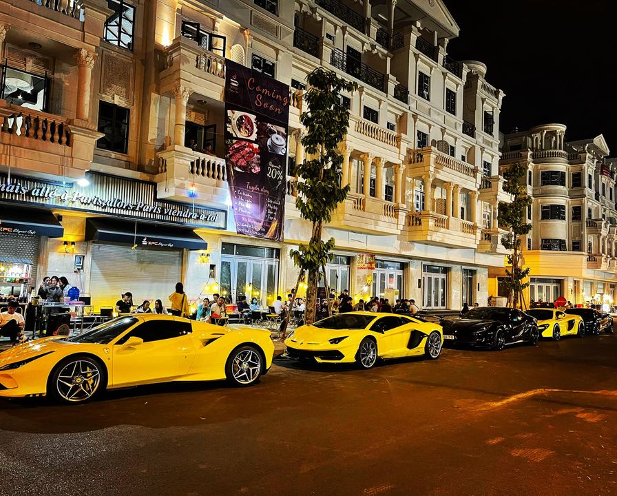 Hiện tại Việt Nam đã có 2 chiếc Ferrari F8 Spider được mang về nước, chiếc đầu tiên mang màu vàng Hiện tại Việt Nam đã có 2 chiếc Ferrari F8 Spider được mang về nước, chiếc đầu tiên mang màu vàng