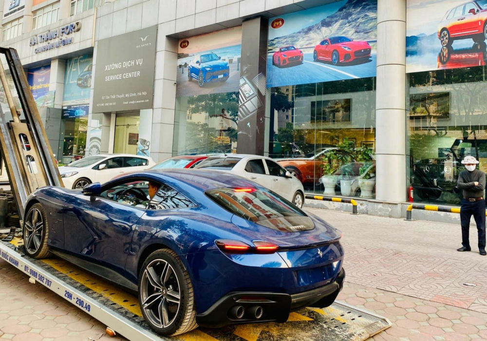 Siêu xe 4 chỗ ngồi Ferrari Roma đầu tiên về Việt Nam xuất hiện tại Hà Nội dưới thời tiết lạnh giá