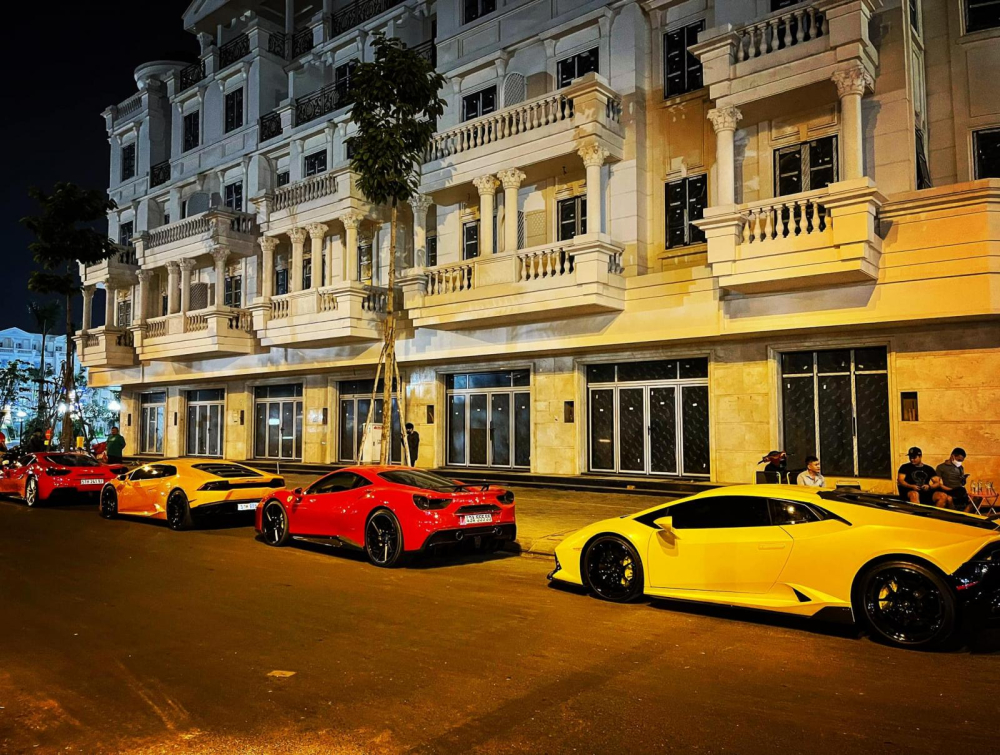 Tổng trị giá cho dàn siêu xe đỗ tại quận Gò Vấp vào khuya qua ước tính hàng trăm tỷ đồng Tổng trị giá cho dàn siêu xe đỗ tại quận Gò Vấp vào khuya qua ước tính hàng trăm tỷ đồng