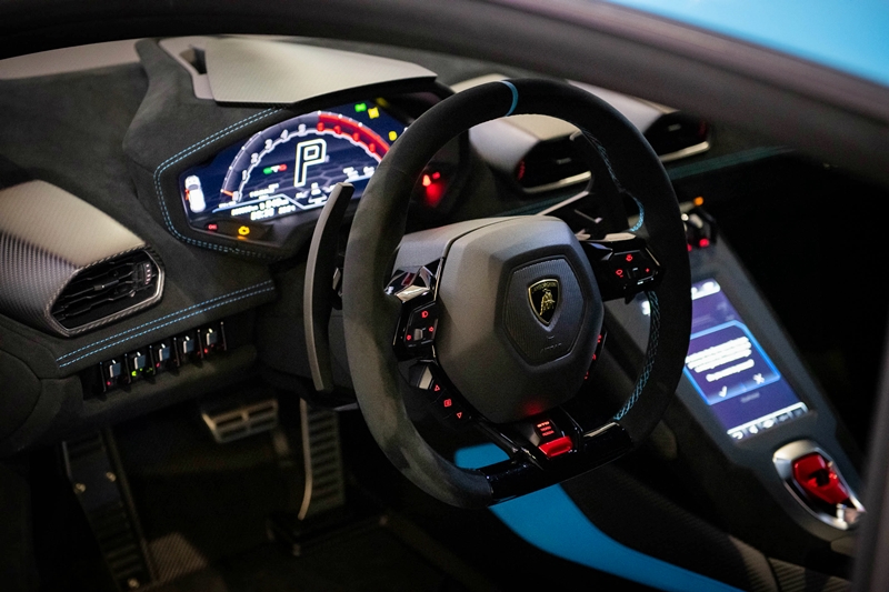 Các chế độ lái siêu xe Lamborghini Huracan STO vẫn được tích hợp trên vô lăng Các chế độ lái siêu xe Lamborghini Huracan STO vẫn được tích hợp trên vô lăng