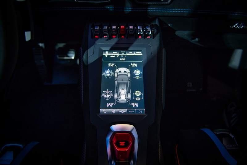 Màn hình giải trí của siêu xe Lamborghini Huracan STO Màn hình giải trí của siêu xe Lamborghini Huracan STO