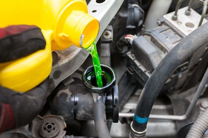 Vệ sinh bằng c&aacute;ch s&uacute;c k&eacute;t nước xe &ocirc; t&ocirc; với dung dịch chuy&ecirc;n dụng.