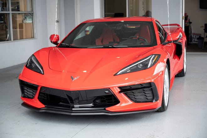 Đây là chiếc Corvette 2021 đầu tiên tới đại lý khu vực và nó mang màu sơn đỏ Torch Red