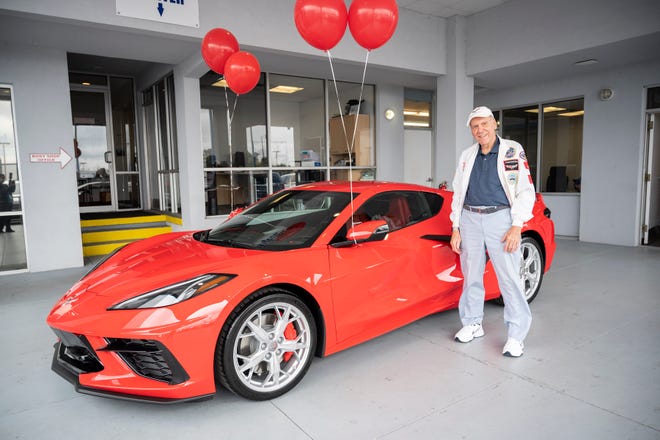 Ông Chuck Cook, 90 tuổi, đã mua chiếc Chevrolet Corvette C8 2021 mới để làm quà sinh nhật cho bản thân