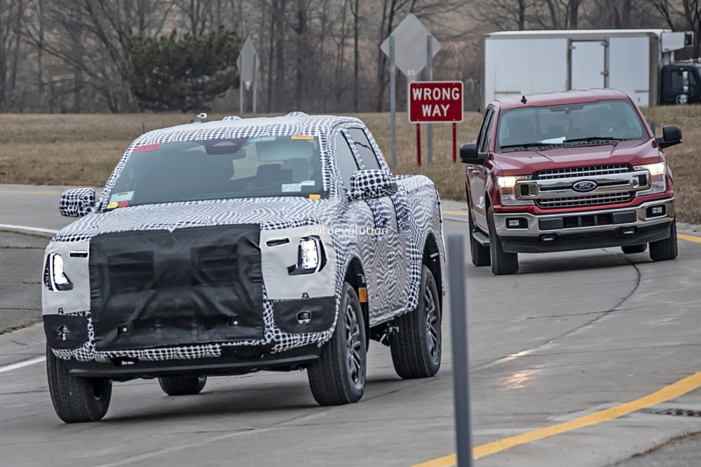 Ford Ranger 2023 chạy trên đường thử cùng với đàn anh F-150