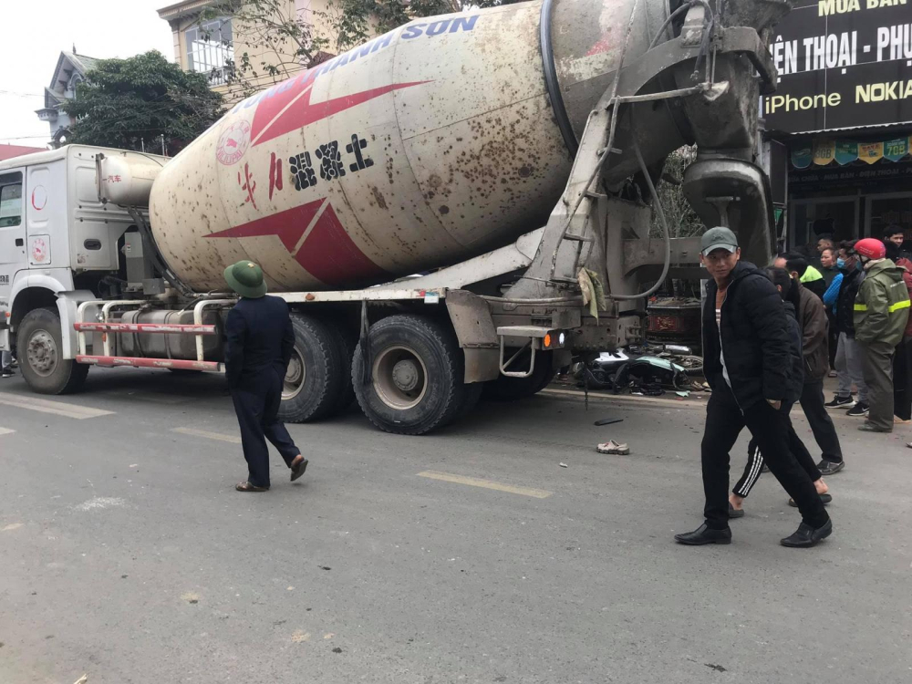 Chiếc xe trộn bê tông tại hiện trường vụ tai nạn