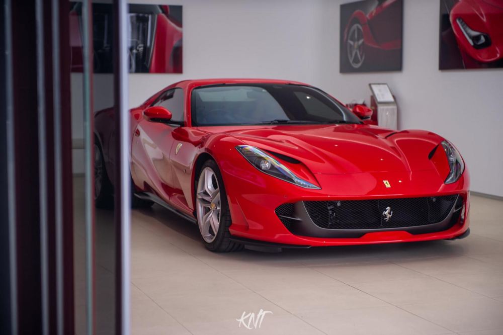 Chiếc xe Ferrari 812 GTS này có màu sơn đỏ hiếu chiến