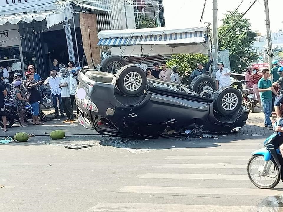 Chiếc xe Toyota Fortuner lật ngửa sau tai nạn với xe Mitsubishi XPander Chiếc xe Toyota Fortuner lật ngửa sau tai nạn với xe Mitsubishi XPander