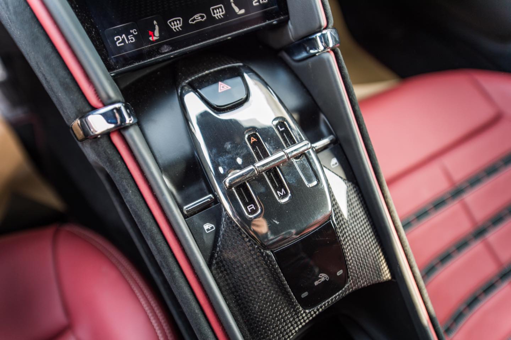 Bảng điều khiển các chế độ chạy của siêu xe Ferrari Roma gợi nhớ các cần gạt trên máy bay Bảng điều khiển các chế độ chạy của siêu xe Ferrari Roma gợi nhớ các cần gạt trên máy bay