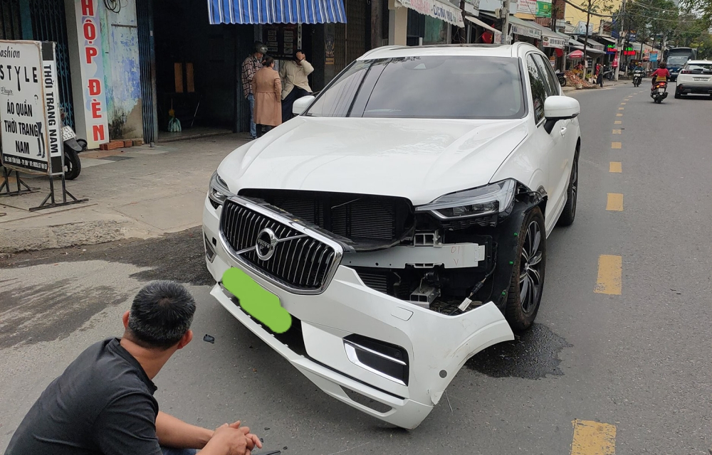 Thiệt hại của chiếc xe Volvo XC60 sau va chạm với xe bán tải