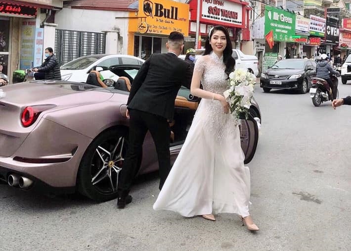 Chiếc siêu xe mui trần Ferrari California T được chọn làm xe hoa