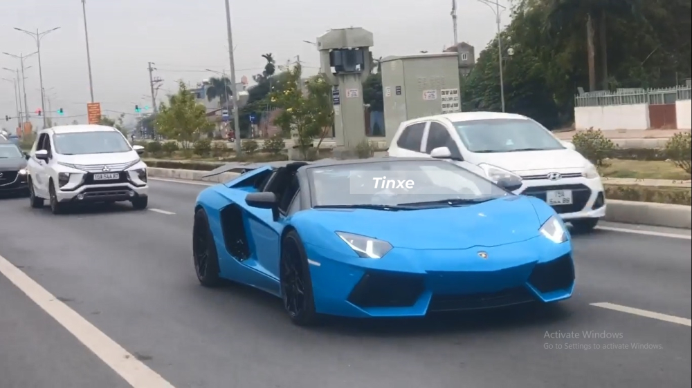 Chiếc siêu xe mui trần Lamborghini Aventador LP700-4 Roadster không được trang trí gì nhưng được người lái cho mở mui
