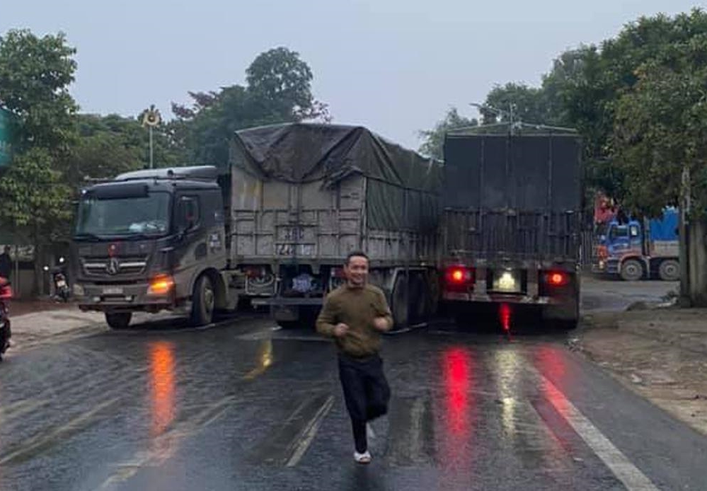 Cả 3 phương tiện nằm chắn ngang đường