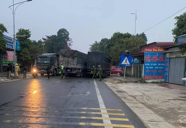 Hiện trường vụ tai nạn của 2 xe tải và một xe ben tại Thanh Hoá