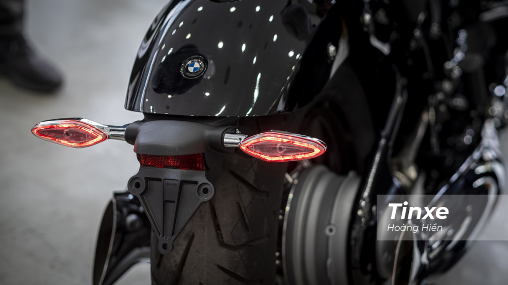 Kh&ocirc;ng dừng ở đ&oacute;, xi-nhan BMW R18 được thiết kế kh&aacute; c&aacute;ch t&acirc;n v&agrave; cũng sử dụng c&ocirc;ng nghệ LED.