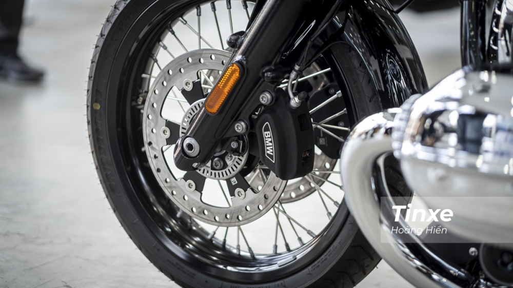 BMW R18 được trang bị hệ thống phanh với đĩa phanh k&eacute;p ph&iacute;a trước đường k&iacute;nh 300mm v&agrave; phanh đĩa đơn ở ph&iacute;a sau.