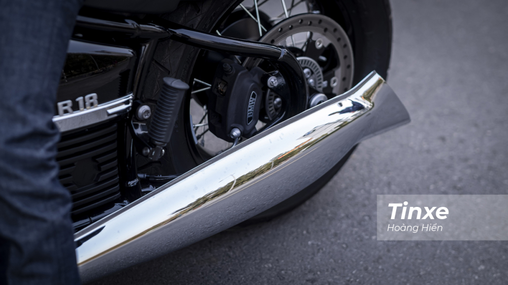 Ống xả k&eacute;p mạ chrome s&aacute;ng b&oacute;ng tr&ecirc;n BMW R18.
