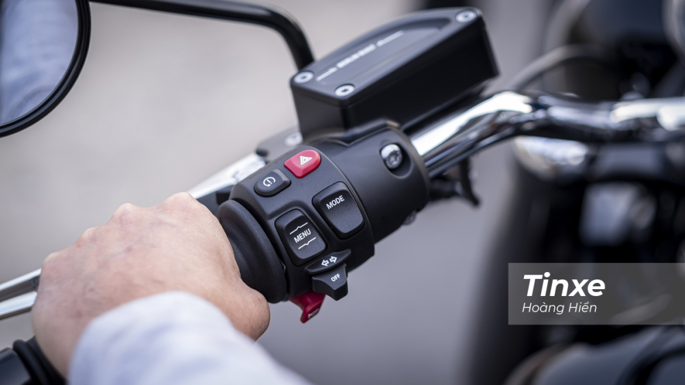 BMW R18 được trang bị c&aacute;c t&iacute;nh năng như hỗ trợ khởi h&agrave;nh ngang dốc, hỗ trợ chế độ đi l&ugrave;i v&agrave; kiểm so&aacute;t m&ocirc;-men xoắn động cơ (MSR), khởi động kh&ocirc;ng cần ch&igrave;a kh&oacute;a. Đi k&egrave;m với đ&oacute; l&agrave; ba chế độ l&aacute;i ti&ecirc;u chuẩn gồm: Rain, Roll v&agrave; Rock.