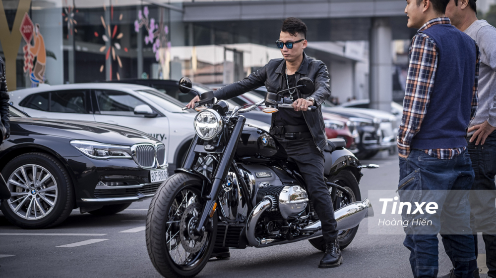 Tổng thể thiết kế b&ecirc;n ngo&agrave;i BMW R18 l&agrave; sự tương phản giữa m&agrave;u đen v&agrave; c&aacute;c chi tiết được mạ chrome s&aacute;ng b&oacute;ng.