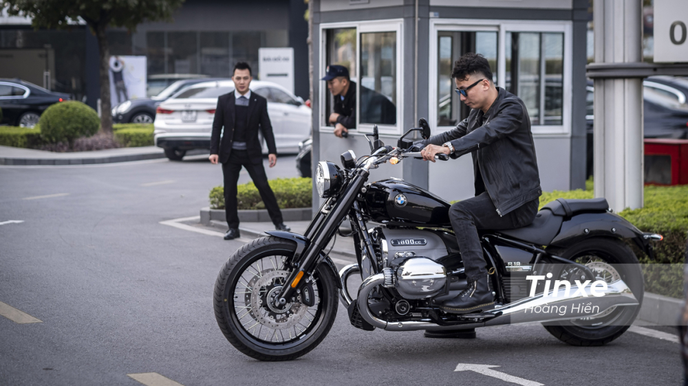 BMW R18 2021 sẽ được b&aacute;n ra tại Việt Nam với hai phi&ecirc;n bản, gồm bản Base v&agrave; bản First Edition. Trong đ&oacute;, gi&aacute; xe BMW R18 bản Ti&ecirc;u chuẩn khởi điểm ở mức 929 triệu đồng, trong khi đ&oacute; phi&ecirc;n bản đặc biệt First Edition sẽ c&oacute; gi&aacute; b&aacute;n 1,039 tỷ đồng. 