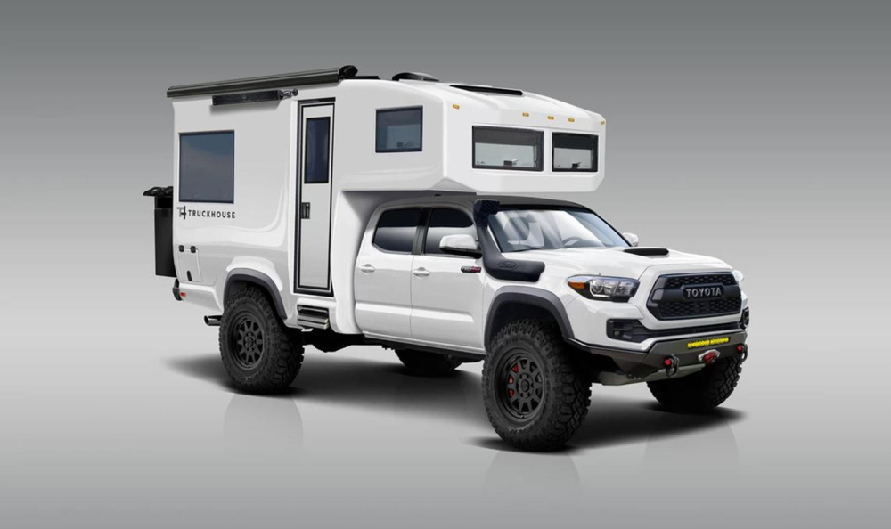 Phía trước của xe cắm trại BCT dựa trên Toyota Tacoma TRD